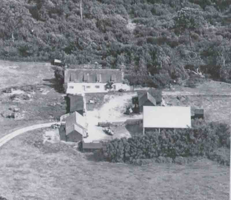 Soles Court farm house and out buildings. The house probably dated from the late 1600's and was demolished in the 1980's. Lower Soles Wood is at the rear of the house.
