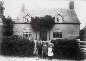 Ingleside, 1904. The children are members of the Groombridge family who had recently taken over the tenancy of Holt Street farm. To the right is Symond’s Barn, and to the left a cottage demolished around 1910 when Ingleside was improved and extended. Both barn and cottage are mention in the 1670 lease.